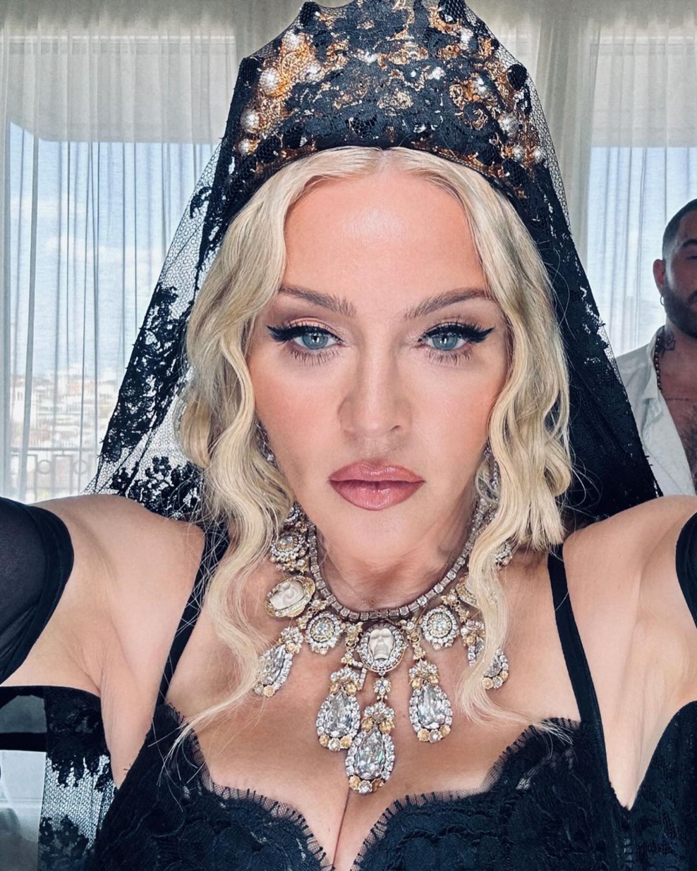 Selfie de Madonna portant la tenue choisie pour le défilé - Instagram de Madonna - 09/2024