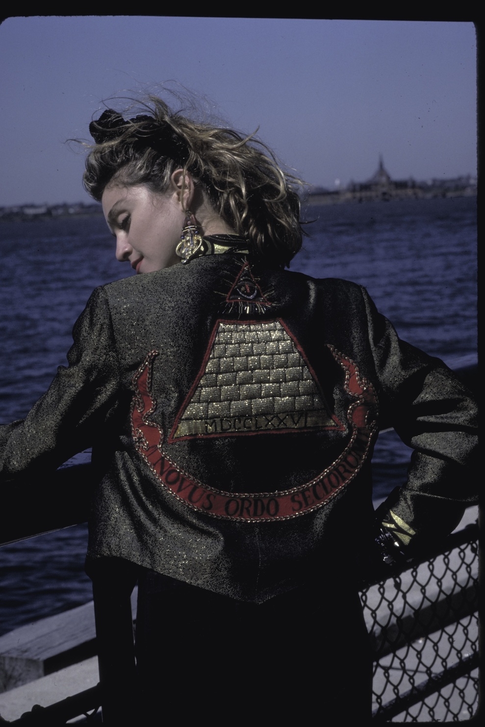 Copyright : DESPERATELY SEEKING SUSAN© 1985 Orion Pictures Corporation. All Rights Reserved. Package Design © 2023 Bubbelcom. Tous droits réservés.